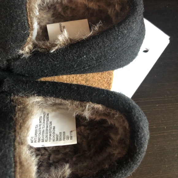 Size 7/8 black fuzzy slippers - Picture 5 of 9